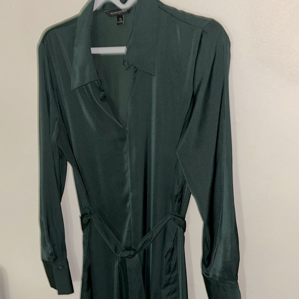 Split neck knee length dress, size medium - Picture 3 of 4
